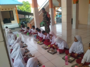 Dekat dengan Rakyat, Babinsa Air Suning Sertu Ruslin Dorong Kolaborasi Desa dan Mahasiswa untuk Kemajuan Wilayah