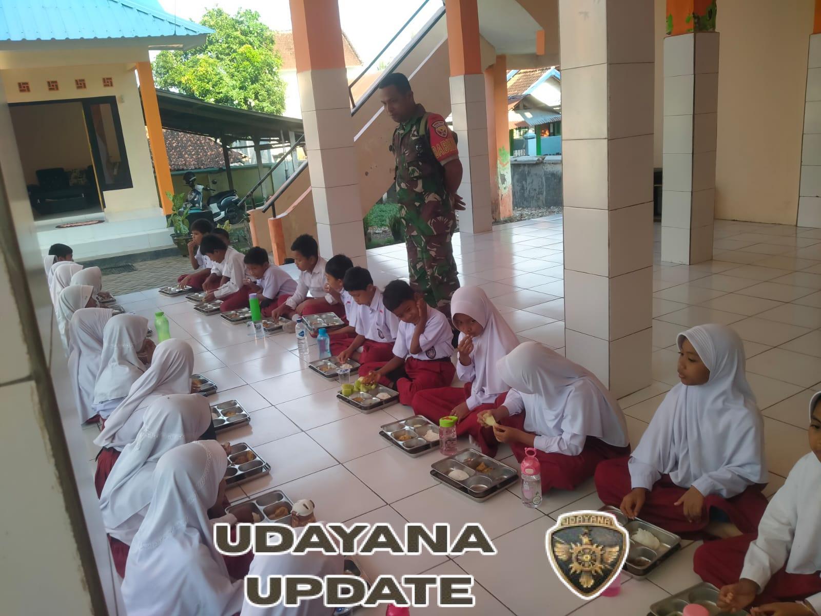 Dekat dengan Rakyat, Babinsa Desa Dasan Anyar Dampingi Anak Sekolah Nikmati Program Makan Sehat Bergizi