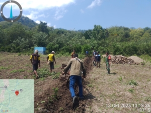 Babinsa Kodim 1602/Ende Dampingi Pematokan Irigasi Tersier di Desa Kamubheka