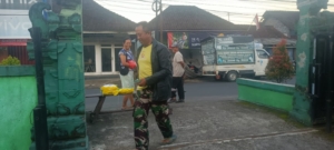 Anggota Koramil 1623-04/Sidemen bersinergi dengan instansi terkait melaksanakan gotong royong pembersihan sampah.