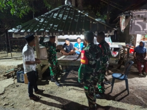 Babinsa Serka Muslim Himbau Warga Kelurahan Kodo Hindari Miras dan Narkoba Selama Siskamling