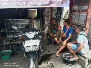 Babinsa Koramil 1602-01/Ende Laksanakan Komsos dan Pamwil untuk Wujudkan Kamtibmas di Desa Ndorurea I