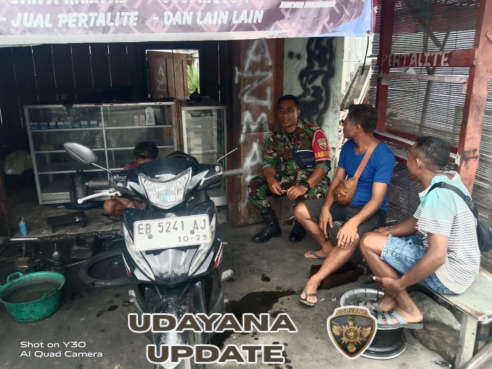 Babinsa Koramil 1602-01/Ende Laksanakan Komsos dan Pamwil untuk Wujudkan Kamtibmas di Desa Ndorurea I