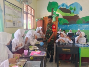 Dukung Gizi Anak Sekolah, Babinsa Koramil Taliwang Hadiri Kegiatan MBG di Brang Rea