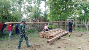 Babinsa Koramil 1607-04/Alas Turun Tangan Bantu Warga Siapkan Material Mushola