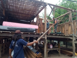 Semangat Kebersamaan Babinsa dan Warga Senayan Warnai Kegiatan Gotong Royong di Poto Tano