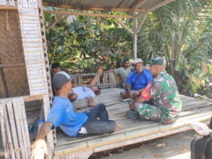 Babinsa Koramil 1602-01/Ende Pererat Kemanunggalan dengan Masyarakat Desa Embuzozo