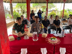 Babinsa Hadiri Acara Penyerahan Mahasiswa KKN-T Universitas Udayana di Desa Lembean