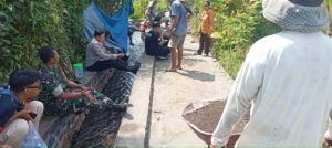 Pastikan pembangunan Jalan Usaha Tani berjalan lancar, Babinsa Kel. Karangasem dampingi Lurah melaksanakan pengecekan.