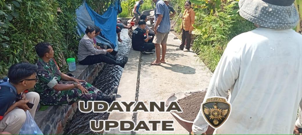 Pastikan pembangunan Jalan Usaha Tani berjalan lancar, Babinsa Kel. Karangasem dampingi Lurah melaksanakan pengecekan.
