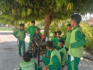 Babinsa Kodim 1602/Ende Laksanakan Komsos dan Pamwil Bersama Pelajar MTsN 1 Ende