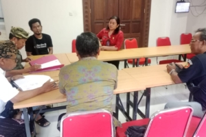 Babinsa Dampingi Rapat Koordinasi di Jimbaran Pelaku Pembuangan Sampah Akan Dikenakan Denda