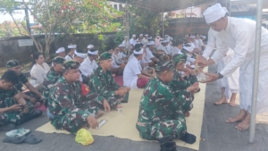 Sinergi Forkopimcam, Personel Koramil, Polsek dan Camat Kerambitan Gelar Persembahyangan Bersama