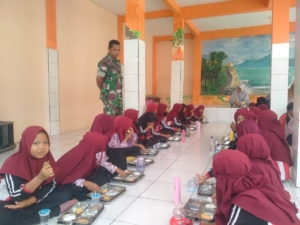Koramil 1628-05/Jereweh Aktif Kawal Program Pemerintah Tingkatkan Gizi Anak Sekolah