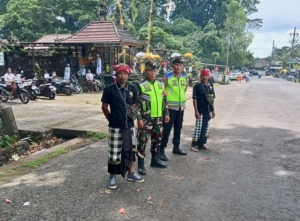 Wujud Kepedulian Babinsa, Sertu I Ketut Dadi Kawal Jalannya Piodalan di Pura Luhur Mekori Belimbing