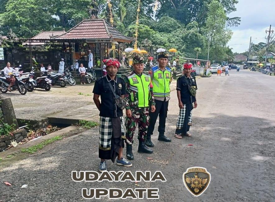 Wujud Kepedulian Babinsa, Sertu I Ketut Dadi Kawal Jalannya Piodalan di Pura Luhur Mekori Belimbing