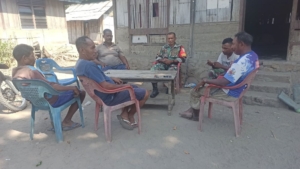 Babinsa Serka Densius Berno Tingkatkan Komsos dan Pamwil di Kotabaru