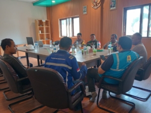 Babinsa Koramil 1602-04/Maurole Ajak Warga Jaga Kebersihan dan Keamanan di Desa Keliwumbu