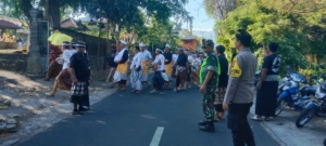 Wujud Kepedulian, Babinsa Koramil 1609-05 Hadiri dan Amankan Upacara Adat Ngaben di Sukasada