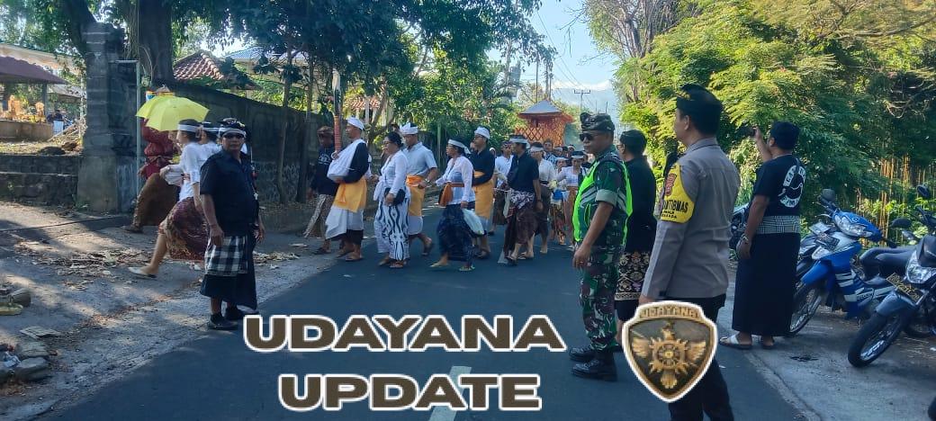 Wujud Kepedulian, Babinsa Koramil 1609-05 Hadiri dan Amankan Upacara Adat Ngaben di Sukasada