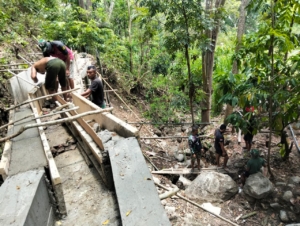 14 Oktober 2025: Prajurit Kodim Manggarai Rampungkan Pengecoran Dasar Irigasi Desa Riung