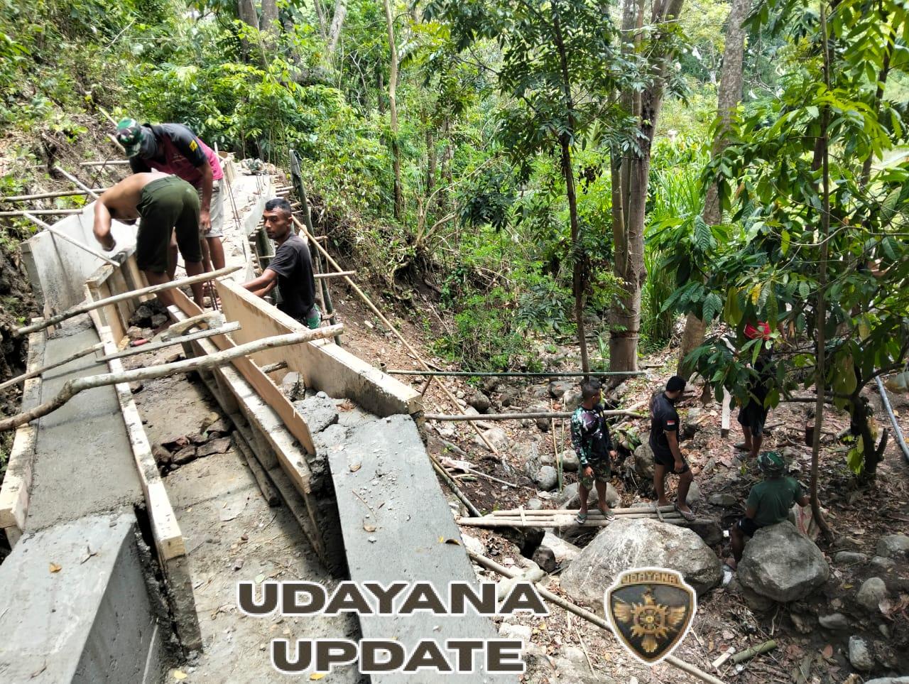 14 Oktober 2025: Prajurit Kodim Manggarai Rampungkan Pengecoran Dasar Irigasi Desa Riung