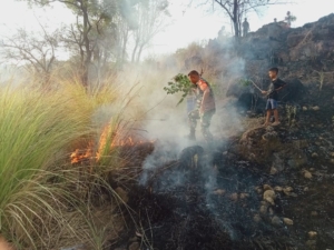 Gerak cepat, Babinsa 1623-02/Abang bersama warga padamkan api kebakaran lahan.