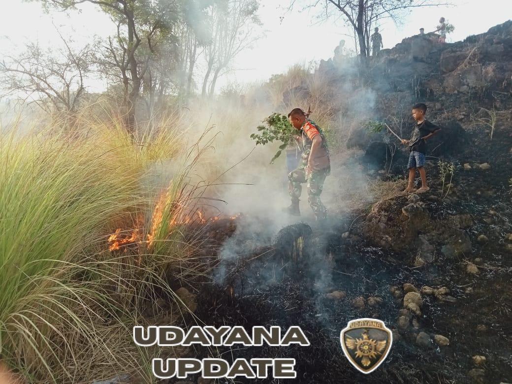 Gerak cepat, Babinsa 1623-02/Abang bersama warga padamkan api kebakaran lahan.