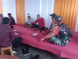 Menjelang Acara Pernikahan, Babinsa dan Bhabinkamtibmas Bersinergi Pastikan Kamtibmas Tetap Kondusif