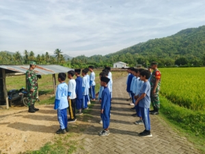 Anak SD IT Imam Safi’i Antusias Ikuti Latihan Baris-Berbaris Bersama Babinsa
