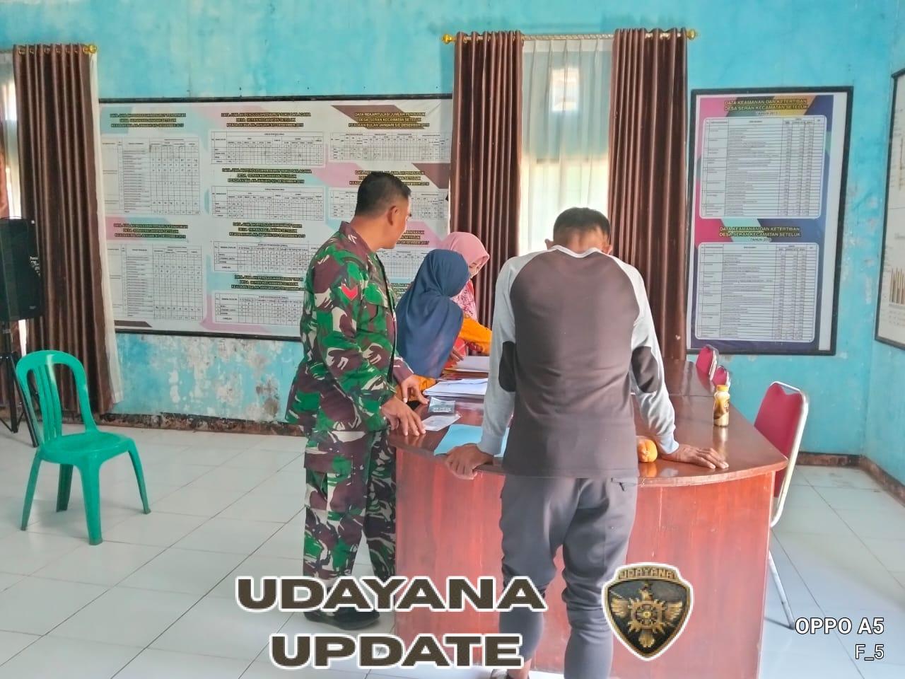 Dekat dengan Warga, Babinsa Koramil 1628-03/Seteluk Koptu Agus Sugeng Prayitno Dampingi Pendataan Bansos di Desa Seran