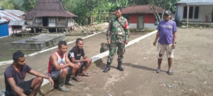 Babinsa Kodim 1602/Ende Tingkatkan Keamanan dan Kebersihan di Kelurahan Watuneso