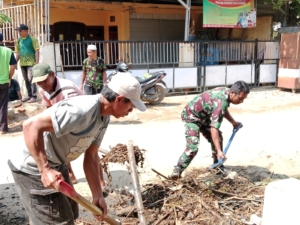 Kepala Desa Agus Setiawan dan Masyarakat Dukung Kegiatan Gotong Royong di Desa Ntonggu