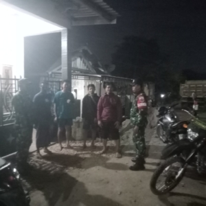 ‎TNI Hadir di Tengah Rakyat, Koramil Ropang Gencarkan Patroli Malam di Lantung