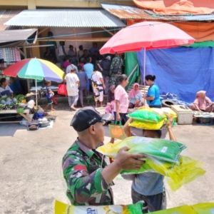 Babinsa Turut Serta dalam Kegiatan Beras Murah untuk Masyarakat di Lamawalang