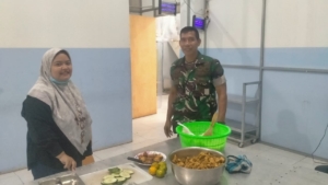 Babinsa Mangge Asi Hadir di Tengah Warga, Pastikan Bantuan Gizi BGN Tepat Sasaran
