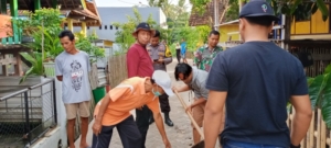 Wujudkan Kepedulian, Babinsa Taliwang Ajak Warga Sampir Jaga Kebersihan Lingkungan