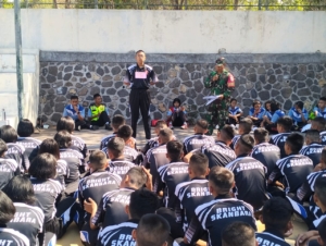 Kubutambahan- Buleleng, Senin tanggal 13 Oktober 2025 dari pukul 09.00 Sampai dengan 16.00 Wita bertempat diasrma SMK Negri Bali Mandara Desa Kubutambahan, Kec Kubutambahan, Kab Buleleng. Anggota Makoramil 1609 – 02/KBT Serda Komang Agus Adi Antara bersama Kopda Made Mahardika Memberikan Materi Pola Hidup Asrama dan latihan Peraturan baris berbaris (PBB) dalam rangka kegiatan Bright Camp angkatan ke 11 SMK Negri Bali Mandara Tahun Ajaran 2025/ 2026 Kegiatan Bright Camp angkatan ke 11 SMK Negri Bali Mandara akan berlangsung selama 3 hari.   Anggota koramil 1609-02/Kubutambahan Serda Komang Agus Adi Antara dan Kopka Mahardika memberikan materi yang pertama Pola Hidup Asrama dalam hal ini Serda Komang Agus Menyampaikan beberapa hal kepada seluruh siswa-Siswi SMK Negri Bali Mandara agar semua fokus  dan siap megikuti semua arahan dalam kegiatan ini.  Dalam Pola hidup di Asrama manajemen waktu, gaya hidup sehat, dan pengembangan karakter sehat dan produktif Siswa-Siswi agar dapat mengembangkan kedisiplinan dan tanggung jawab dalam mengelola waktu dan aktivitas sehari-hari, mengembangkan kemampuan sosial dengan berinteraksi dengan teman-teman sebaya dari berbagai latar belakang dan sekolah memiliki aturan yang ketat untuk menjaga kedisiplinan dan keamanan, yang dapat membatasi kebebasan siswa, “ujar” Serda Komang Agus adi antara.   Anggota Koramil 1609-02/Kubutambahan dalam hal ini (Kopka Made Mahardika) menjelaskan Materi PBB (Peraturan Baris Berbaris)  kegiatan yang bertujuan untuk menanamkan kedisiplinan, kerja sama, dan tanggung jawab kepada siswa, PBB memiliki peraturan yang ketat tentang cara berjalan, berdiri, dan bergerak dalam barisan, dan terkoordinasi, seperti berjalan, berhenti, dan belok.  siswa-Siswi SMK Negri Bali Mandara Sangat atusias dan semagat saat Serda Komang Agus Adi Antara bersama Kopda Made Mahardika memberikan pelatihan PBB. Serda Komang Agus dan Kopka Made Mahardika memeberikan materi :  1. dasar PBB,  – Berdiri dengan sikap sempurna – Berjalan dengan langkah seragam – Berhenti dengan sikap sempurna – Belok dengan gerakan yang seragam   2.gerakan lanjutan  – Berjalan dengan variasi langkah – Berhenti dengan gerakan yang seragam – Belok dengan gerakan yang seragam  3.berkelompok, untuk mengembangkan kerja sama dan koordinasi.  Pemberian materi Pola Hidup asrama dan PBB dalam giat Bright Camp Angkatan ke XI SMK Negri Bali berjalan dengan lancar dan kondusif