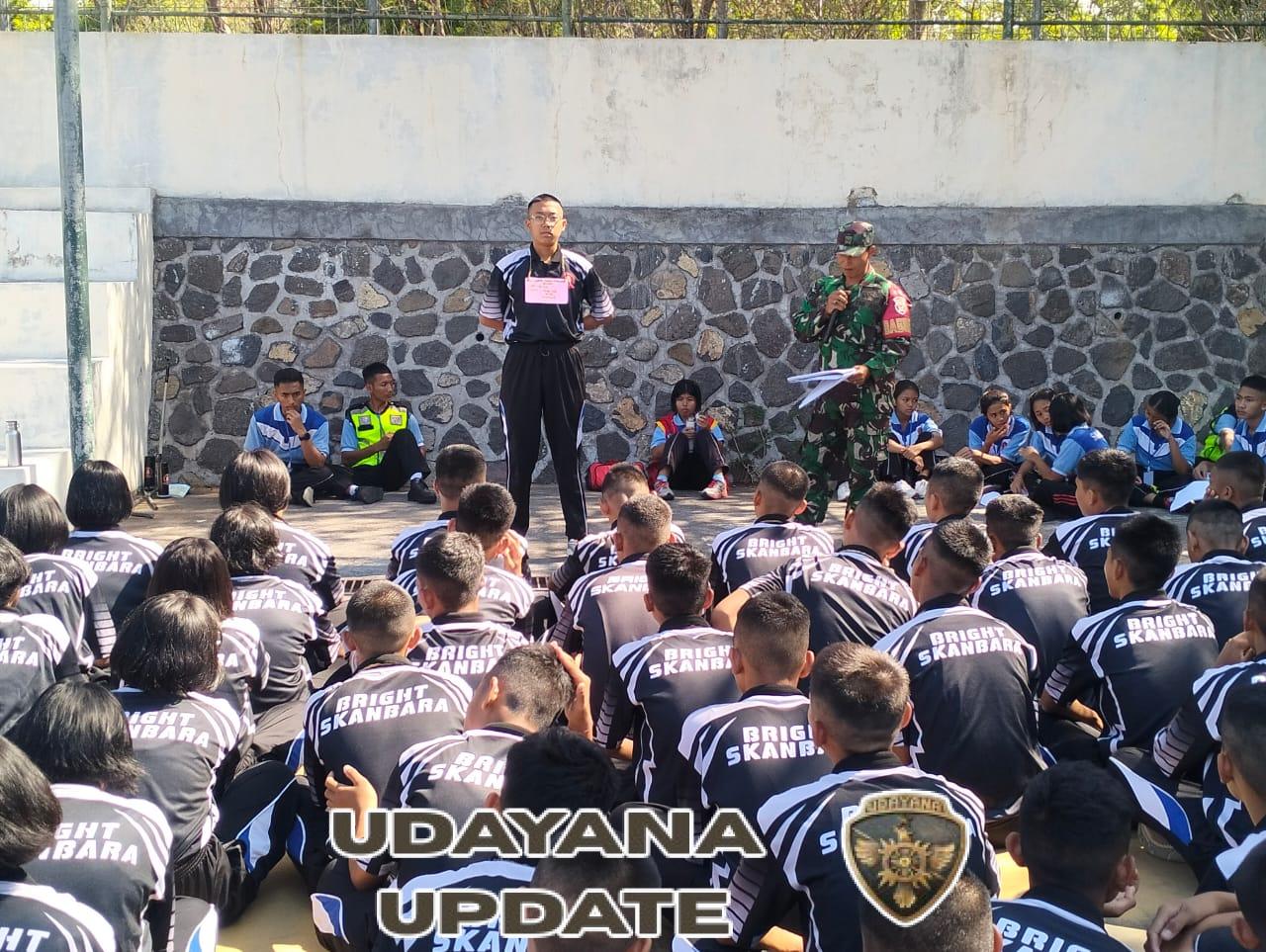 Kubutambahan- Buleleng, Senin tanggal 13 Oktober 2025 dari pukul 09.00 Sampai dengan 16.00 Wita bertempat diasrma SMK Negri Bali Mandara Desa Kubutambahan, Kec Kubutambahan, Kab Buleleng. Anggota Makoramil 1609 – 02/KBT Serda Komang Agus Adi Antara bersama Kopda Made Mahardika Memberikan Materi Pola Hidup Asrama dan latihan Peraturan baris berbaris (PBB) dalam rangka kegiatan Bright Camp angkatan ke 11 SMK Negri Bali Mandara Tahun Ajaran 2025/ 2026 Kegiatan Bright Camp angkatan ke 11 SMK Negri Bali Mandara akan berlangsung selama 3 hari.   Anggota koramil 1609-02/Kubutambahan Serda Komang Agus Adi Antara dan Kopka Mahardika memberikan materi yang pertama Pola Hidup Asrama dalam hal ini Serda Komang Agus Menyampaikan beberapa hal kepada seluruh siswa-Siswi SMK Negri Bali Mandara agar semua fokus  dan siap megikuti semua arahan dalam kegiatan ini.  Dalam Pola hidup di Asrama manajemen waktu, gaya hidup sehat, dan pengembangan karakter sehat dan produktif Siswa-Siswi agar dapat mengembangkan kedisiplinan dan tanggung jawab dalam mengelola waktu dan aktivitas sehari-hari, mengembangkan kemampuan sosial dengan berinteraksi dengan teman-teman sebaya dari berbagai latar belakang dan sekolah memiliki aturan yang ketat untuk menjaga kedisiplinan dan keamanan, yang dapat membatasi kebebasan siswa, “ujar” Serda Komang Agus adi antara.   Anggota Koramil 1609-02/Kubutambahan dalam hal ini (Kopka Made Mahardika) menjelaskan Materi PBB (Peraturan Baris Berbaris)  kegiatan yang bertujuan untuk menanamkan kedisiplinan, kerja sama, dan tanggung jawab kepada siswa, PBB memiliki peraturan yang ketat tentang cara berjalan, berdiri, dan bergerak dalam barisan, dan terkoordinasi, seperti berjalan, berhenti, dan belok.  siswa-Siswi SMK Negri Bali Mandara Sangat atusias dan semagat saat Serda Komang Agus Adi Antara bersama Kopda Made Mahardika memberikan pelatihan PBB. Serda Komang Agus dan Kopka Made Mahardika memeberikan materi :  1. dasar PBB,  – Berdiri dengan sikap sempurna – Berjalan dengan langkah seragam – Berhenti dengan sikap sempurna – Belok dengan gerakan yang seragam   2.gerakan lanjutan  – Berjalan dengan variasi langkah – Berhenti dengan gerakan yang seragam – Belok dengan gerakan yang seragam  3.berkelompok, untuk mengembangkan kerja sama dan koordinasi.  Pemberian materi Pola Hidup asrama dan PBB dalam giat Bright Camp Angkatan ke XI SMK Negri Bali berjalan dengan lancar dan kondusif