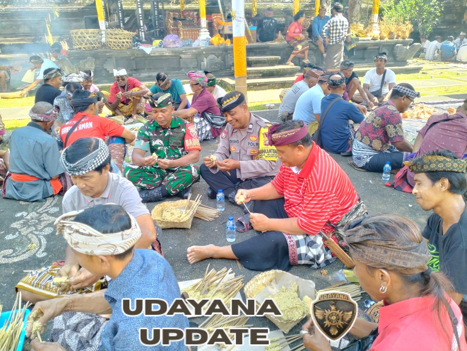 Wujudkan Rasa Aman, Babinsa Hadir di Tengah Warga Desa Suwat Saat Persiapan Ngusaba Dalem lan Prajapati