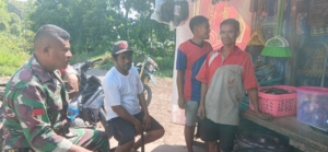 Babinsa Wolowaru Ajak Warga Desa Tenda Jaga Keamanan dan Kebersihan Lingkungan