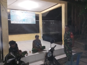 ‎Wujudkan Lingkungan Aman, Babinsa Teros Aktif Dampingi BKD Laksanakan Patroli Malam