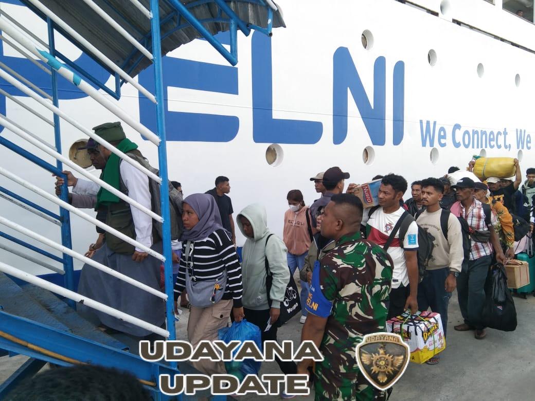 Babinsa Koramil 1624-01/Larantuka Kawal Keamanan Aktivitas Kapal Penumpang KM. Tidar