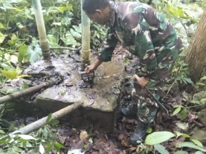 Babinsa Lakukan Pengecekan Pompa Hidram Demi Kelancaran Air Bersih di Sobarade