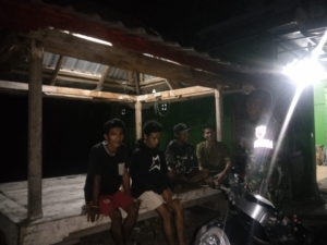 Babinsa Doropeti Himbau Pemuda Tingkatkan Kewaspadaan Saat Ronda Malam di Dusun Safahu