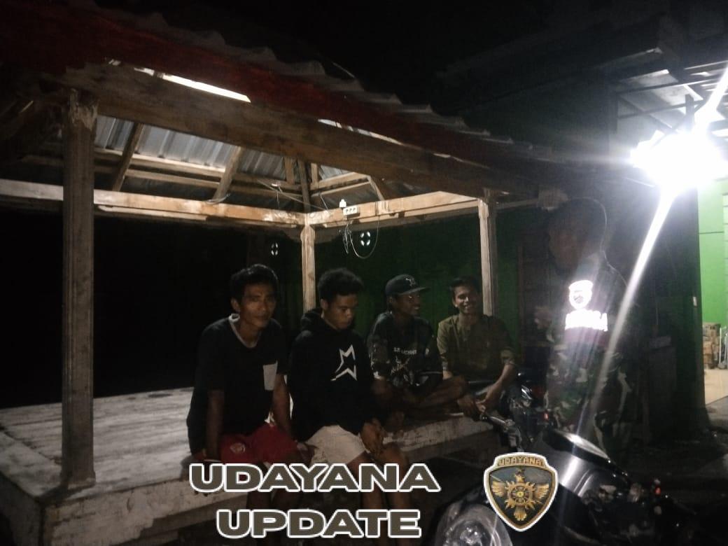 Babinsa Doropeti Himbau Pemuda Tingkatkan Kewaspadaan Saat Ronda Malam di Dusun Safahu