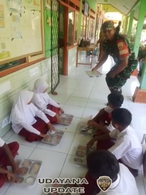 Sinergi TNI dan Sekolah, Babinsa Dampingi Pembagian Makan Bergizi untuk Siswa SDN Sapugara