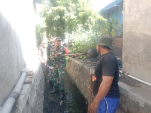 Babinsa Desa Air Suning Ajak Warga Bersihkan Saluran Air Tersumbat