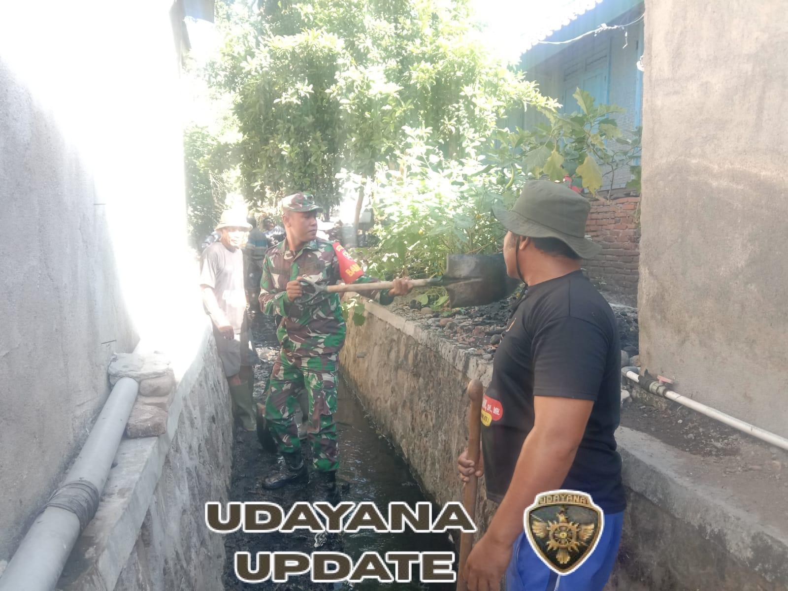 Babinsa Desa Air Suning Ajak Warga Bersihkan Saluran Air Tersumbat