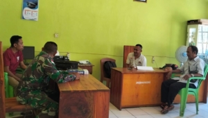 Babinsa Sertu Okto Kosat Ajak Perangkat Desa Humusu Wini Bangun Sinergi untuk Kemajuan Desa